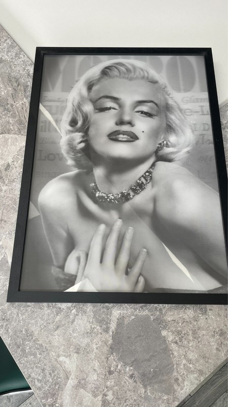 Marilyn Monroe Pose B&W – w/ Black Wooden Frame. 3D Single Image Lenticular A2.