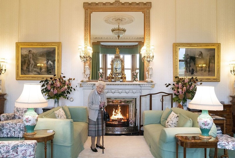 QUEEN’S LAST PHOTO – LARGE WALL ART CANVAS PICTURE FRAMED 16X12 INCH