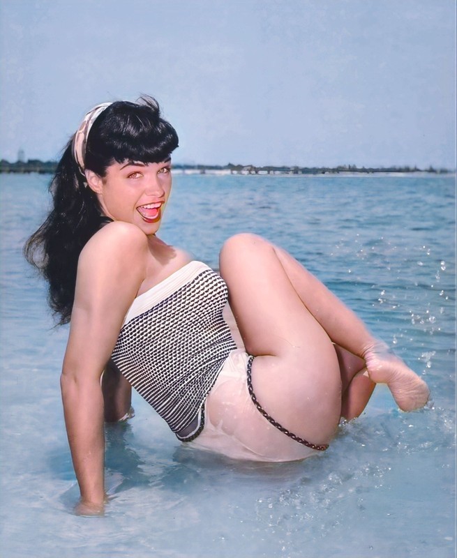 Bettie Page Colorized 4×6 8×10 8.5×11 13×19 Vintage Sexy Photo Print Ocean 0052