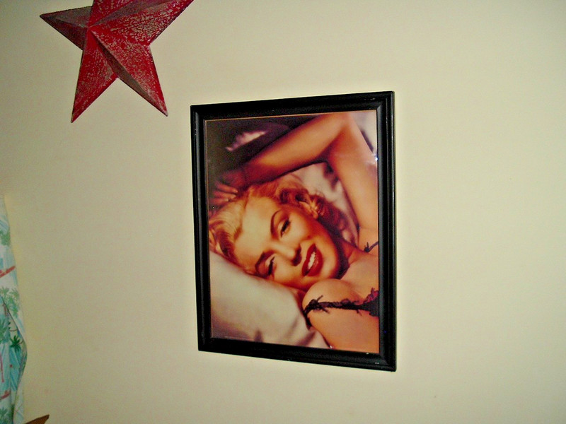 Framed UK Art Print Marilyn Monroe Glamour Pose 18″ by 22″ Black Frame