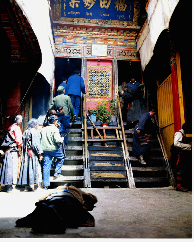 1981 VINTAGE PRINT Tibet Potala Buddhist Temple Pilgrim Worship Staircase